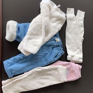 5 Gap 12-18mo pants. Good condition.